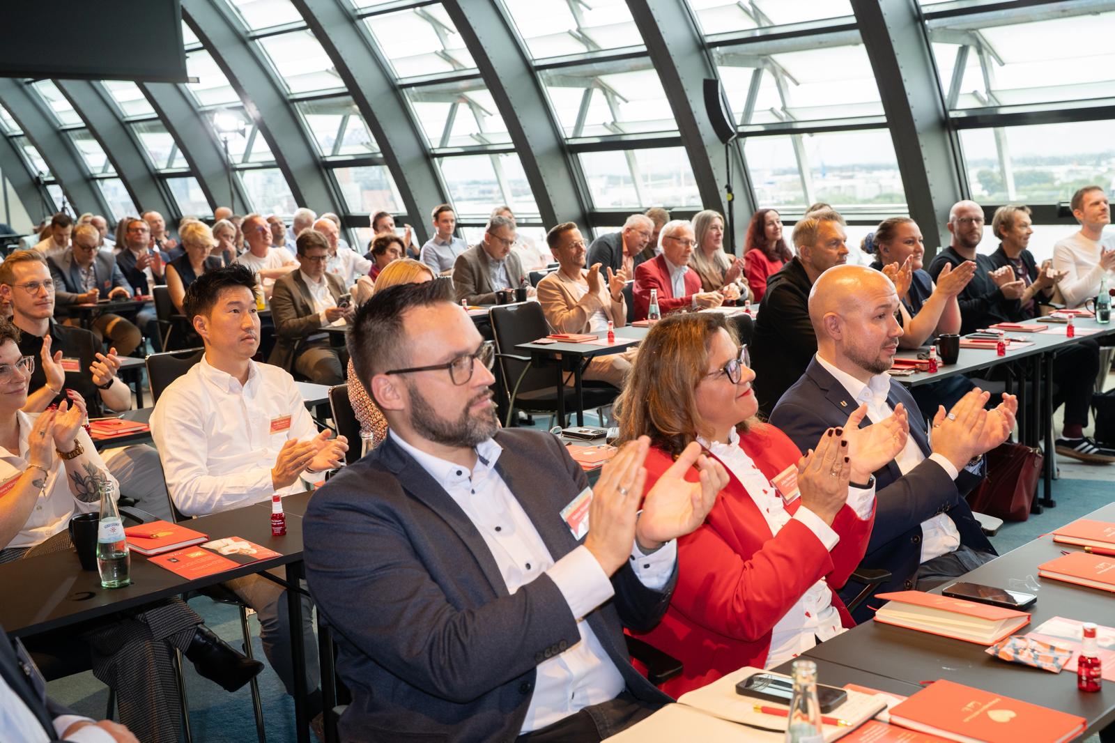Team applaudiert beim 30 Jahre Freude am Erfolg Event