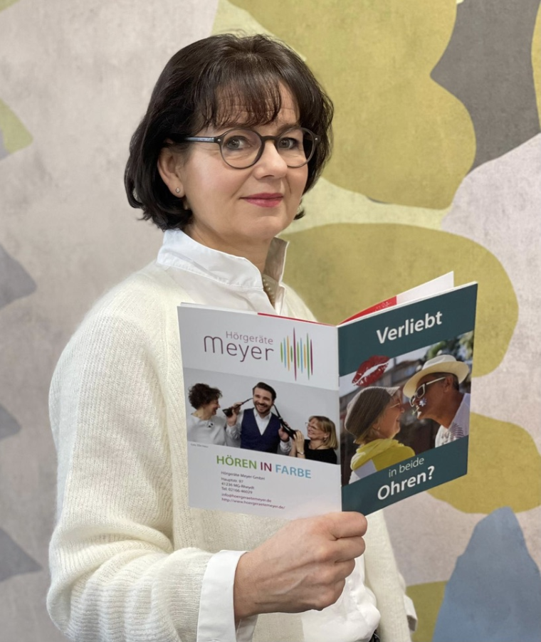 Nicole Meyer, Inhaberin Hörgeräte Meyer, mit der Zukunftsbroschüre